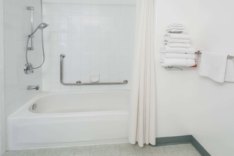 Bathroom 4, Super 8 by Wyndham Three Hills, Division No. 5