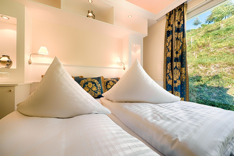 Bedroom 3, Hotel Weinberg-Schlößchen, Mainz-Bingen