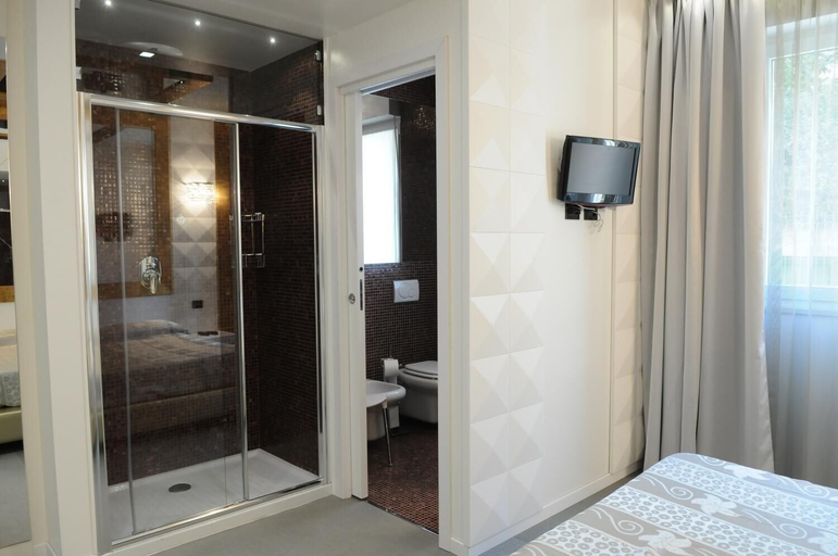 Bathroom 5, Albergo Fornaci, Bergamo