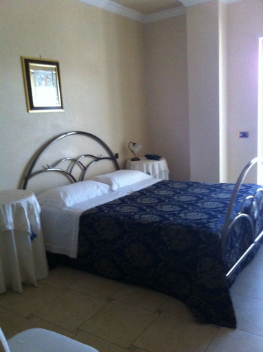 Others 5, Hotel Sovrano, Bari