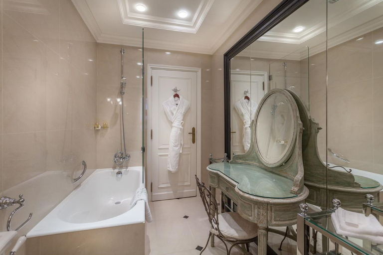 Bathroom 4, Duc de Saint-Simon, Paris