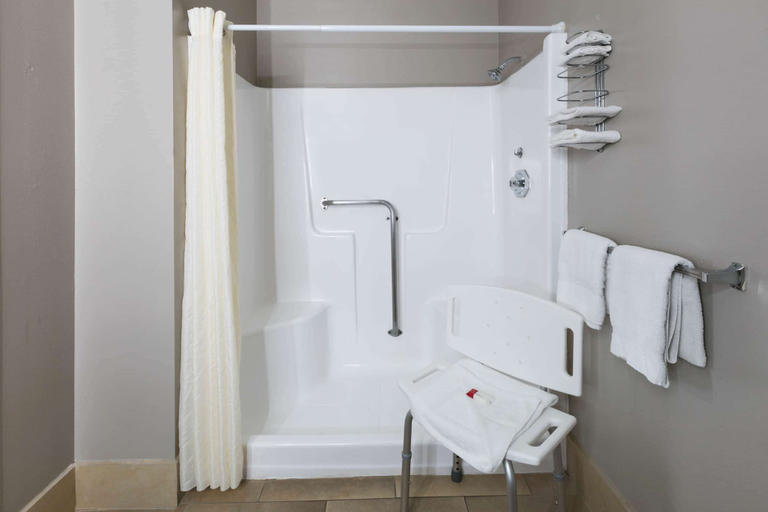 Bathroom 4, Howard Johnson by Wyndham New Braunfels, Comal