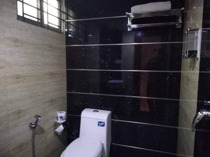 Bathroom 4, Bottomhill Palace Hotel, Sylhet