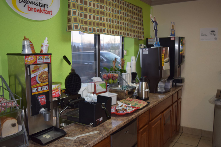 Food & Drinks 5, Super 8 by Wyndham Saginaw, Saginaw