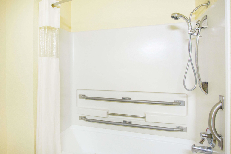 Bathroom 3, Super 8 by Wyndham Kingman, Mohave