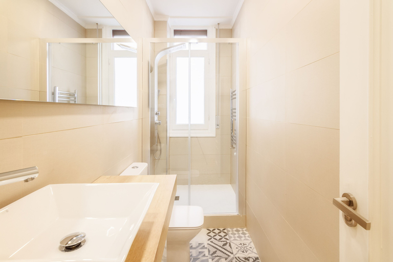 Bathroom, Apto Reformado con encanto by URBANHOSTS, Vizcaya