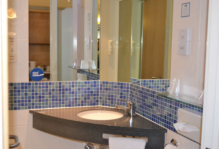 Bathroom 4, Holiday Inn Express DONCASTER by IHG, Doncaster