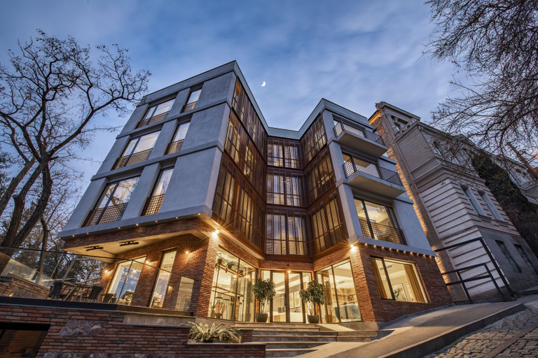 Exterior & Views