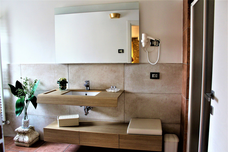 Bathroom 5, Arco di Vino - Tourist Location, Verona