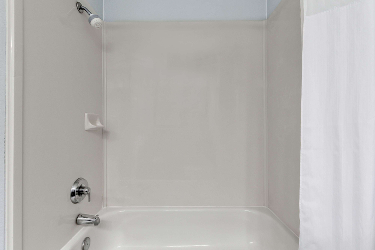 Bathroom 4, Days Inn & Suites by Wyndham Dallas, Dallas
