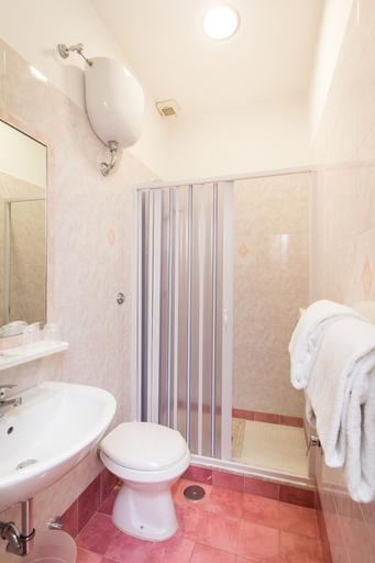Bathroom 5, Concorde, Rome