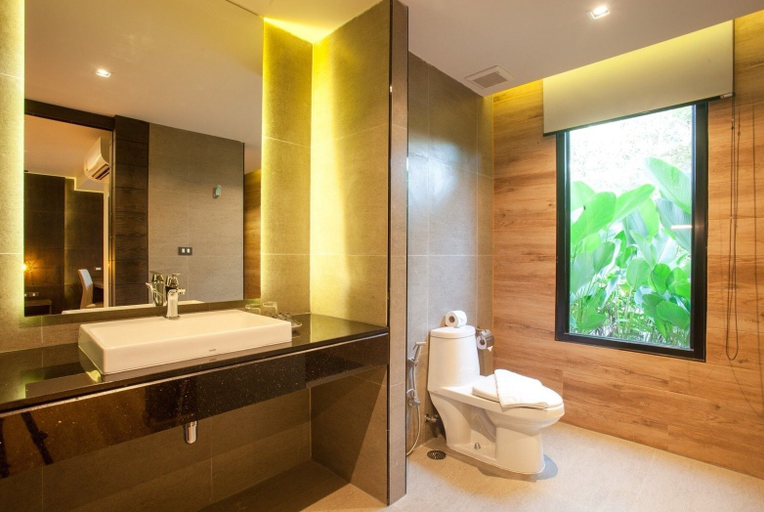 Bathroom 5, The Glory Gold Hotel, Takua Pa
