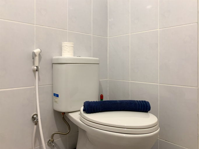 Bathroom 5, Relaxing and Warm 2BR at Tokyo Riverside PIK 2 Apartment By Travelio, Tangerang