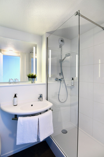Bathroom 4, ibis budget Vannes Ploeren, Morbihan