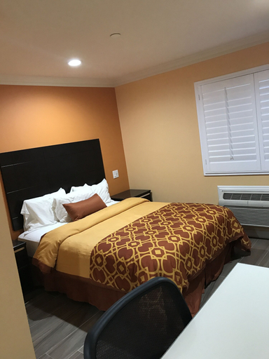 Bedroom 3, Executive Suites Inn, Orange