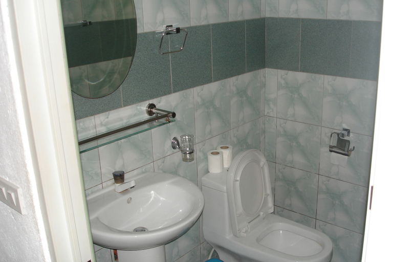 Bathroom 5, Alona Swiss Resort, Panglao