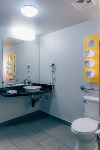 Bathroom 4, Motel 6 Airdrie, AB, Division No. 6