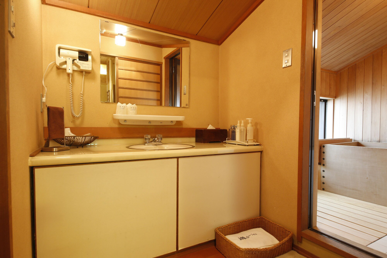 Bathroom 4, Tateshina Ai, Chino