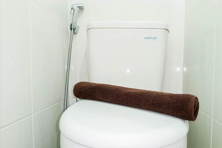 Bathroom 5, Modern Studio at Barsa City Apartment By Travelio, Sleman