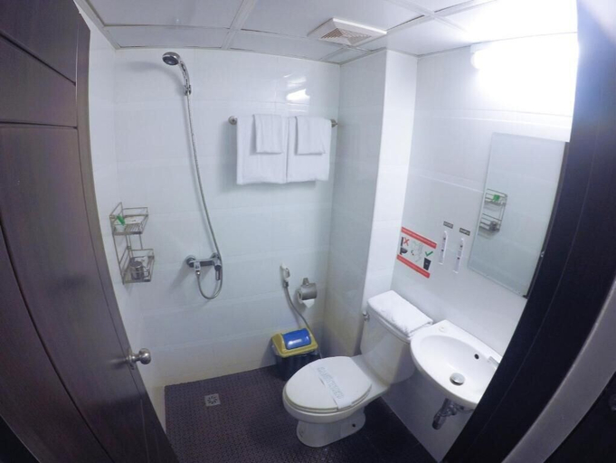 Bathroom 4, Clover Hotel City Center, Yangon