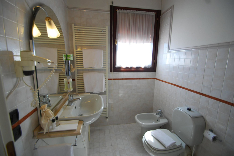 Bathroom 5, Alla Rocca Hotel, Bologna