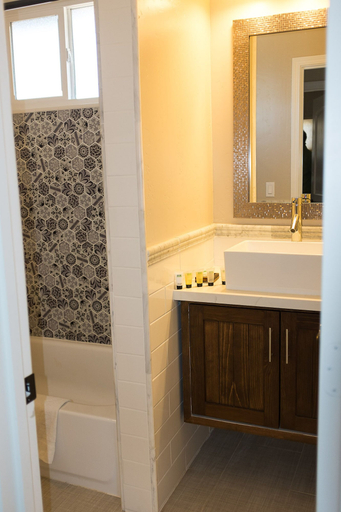 Bathroom 5, Apple Tree Inn, San Diego