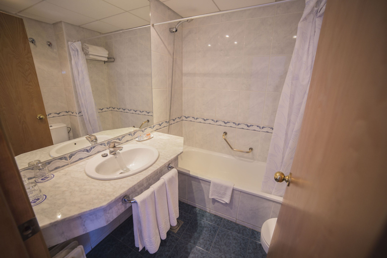 Bathroom 5, Hotel Ramblamar, Girona