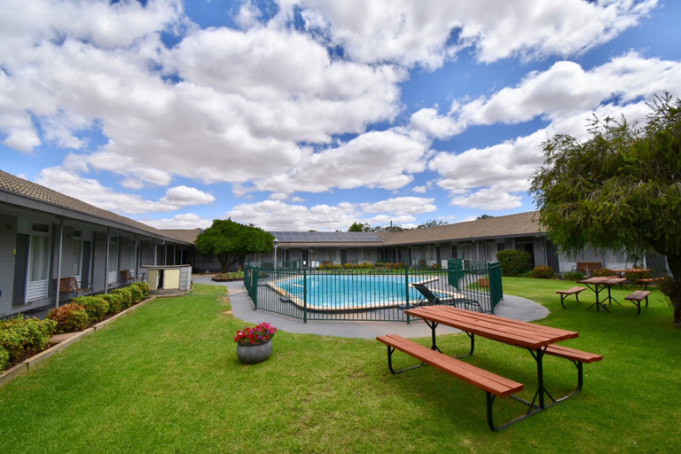 Others 5, Townhouse Motel, Cowra