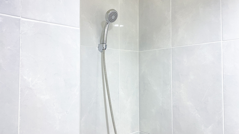 Bathroom 5, Minimalist and Nice Studio Apartment at Evenciio Margonda By Travelio, Depok