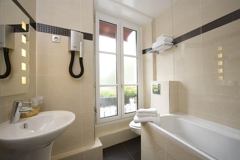 Bathroom 4, Hotel Eiffel Kennedy, Paris