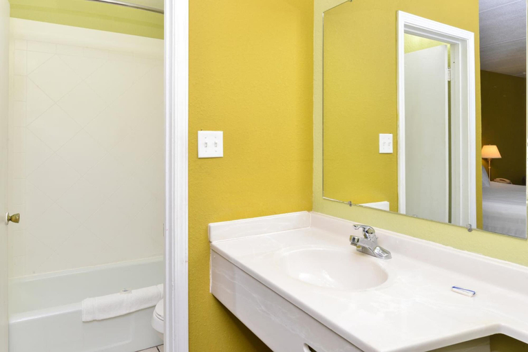 Bathroom, American Inn Princeton, Caldwell