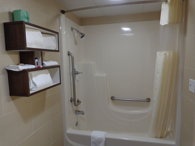 Bathroom 3, Howard Johnson by Wyndham Suffern, Rockland