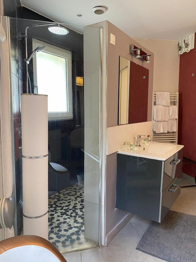 Bathroom 3, Domaine de la Palle, Puy-de-Dôme
