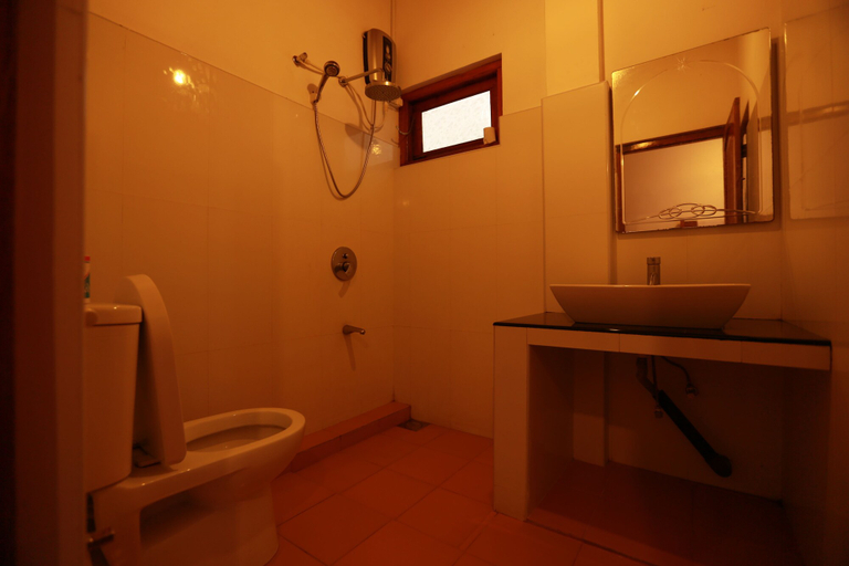 Bathroom 3, Tea Garden Holiday Inn, Ella