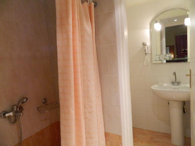 Bathroom 3, The Flower of Monemvasia, Peloponnese