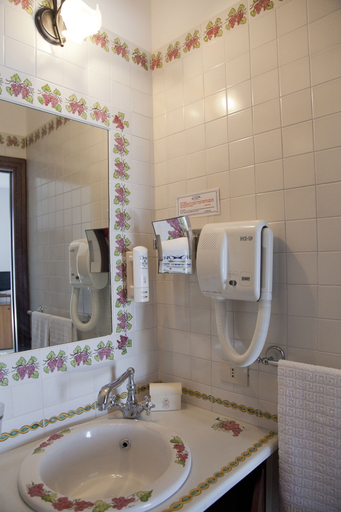 Bathroom 5, A Pinnata, Messina
