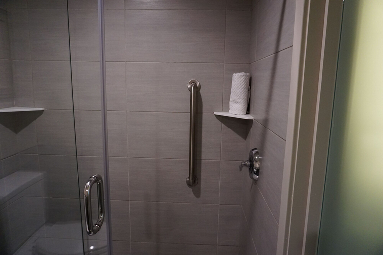Bathroom 5, Doubletree by Hilton Hotel Racine Harbourwalk, Racine