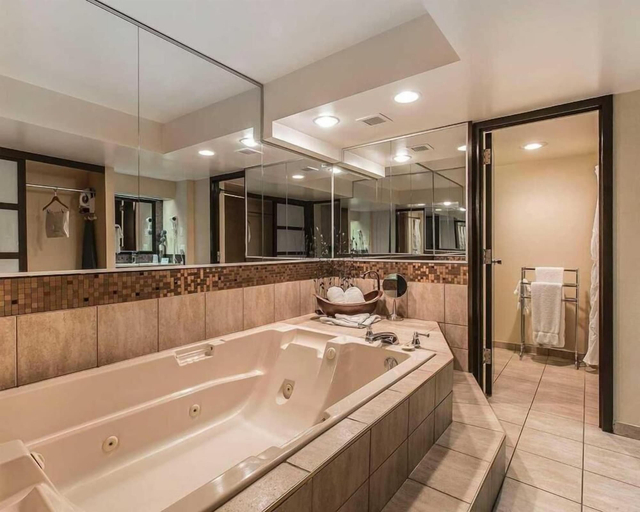 Bathroom 4, Wyndham Garden Medicine Hat Conference Center, Division No. 1