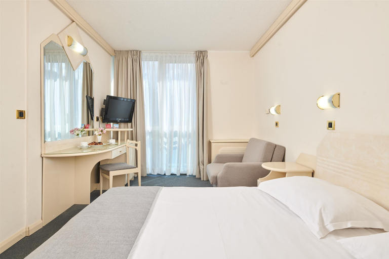 Bedroom 2, Hotel Gran Vista Plava Laguna, Vrsar