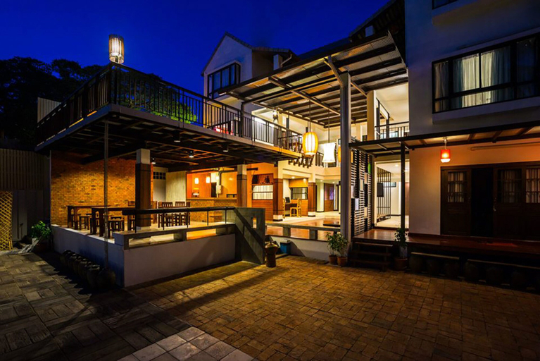 Exterior & Views