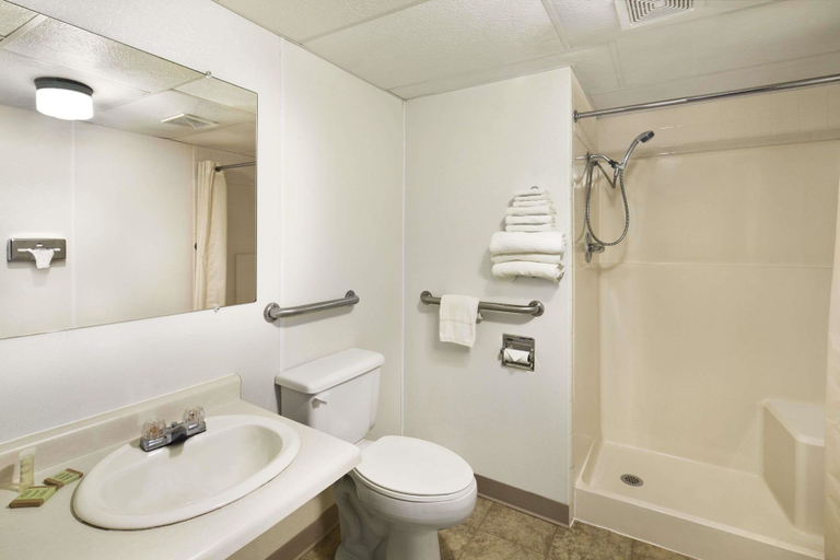Bathroom 5, Super 8 by Wyndham Redfield, Spink