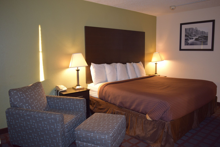 Bedroom 3, Super 8 by Wyndham Saginaw, Saginaw