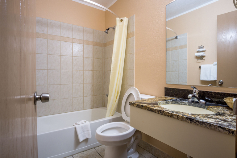 Bathroom 5, Red River Inn Silt-Rifle, Garfield