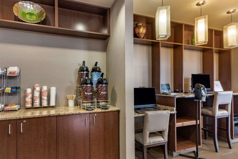 Food & Drinks 5, Comfort Suites Airport - University, Gallatin