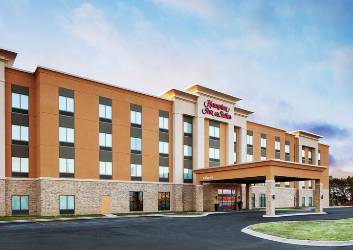 Exterior & Views 2, Hampton Inn & Suites Chicago Waukegan, Lake