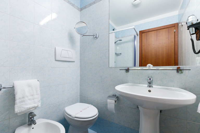 Bathroom 3, Hotel Paris, Rome