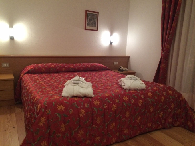 Bedroom 3, Hotel Garni Lago Nembia, Trento