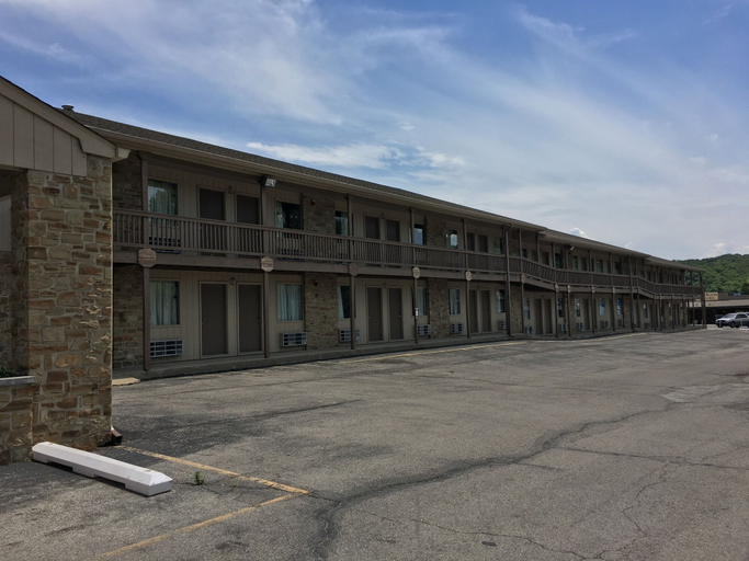 Exterior & Views 2, Salt Creek Inn, Brown
