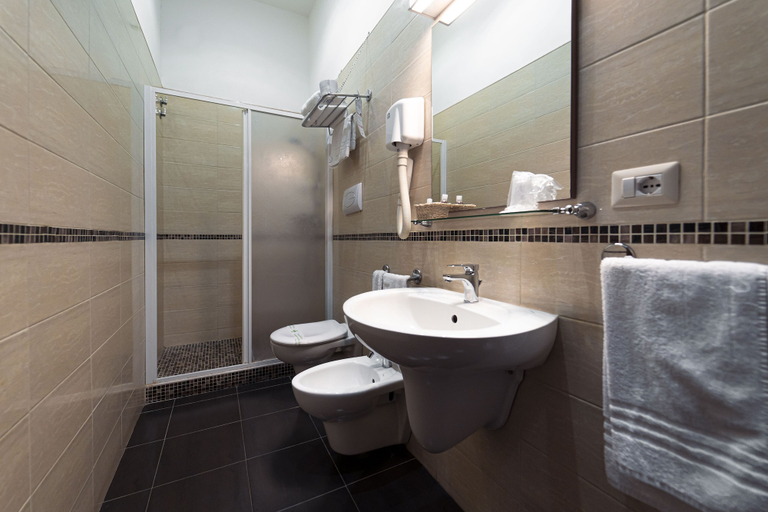 Bathroom 4, Hotel Villa Romeo, Catania