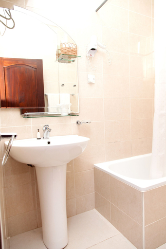 Bathroom 4, Mahogany Lodge, Cantonments, Accra